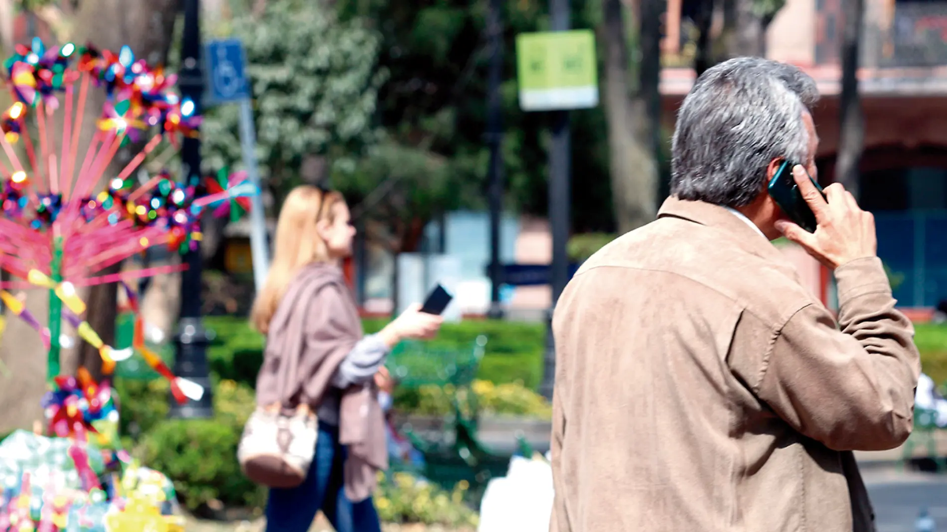 Hombre llamando por teléfono